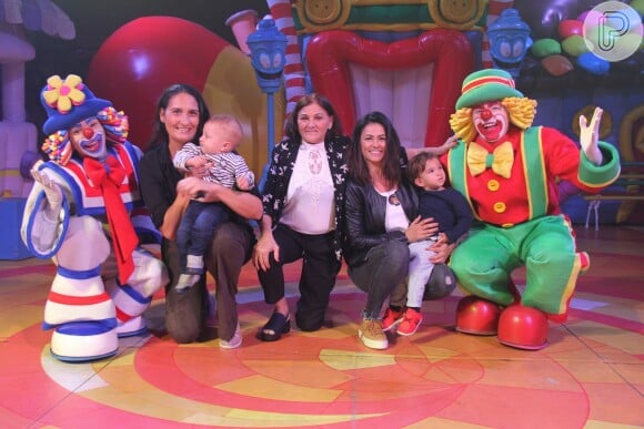 Suzana Alves foi com o filho, Benjamin, ao circo Patati Patatá, no Rio, no domingo, 15 de abril de 2018