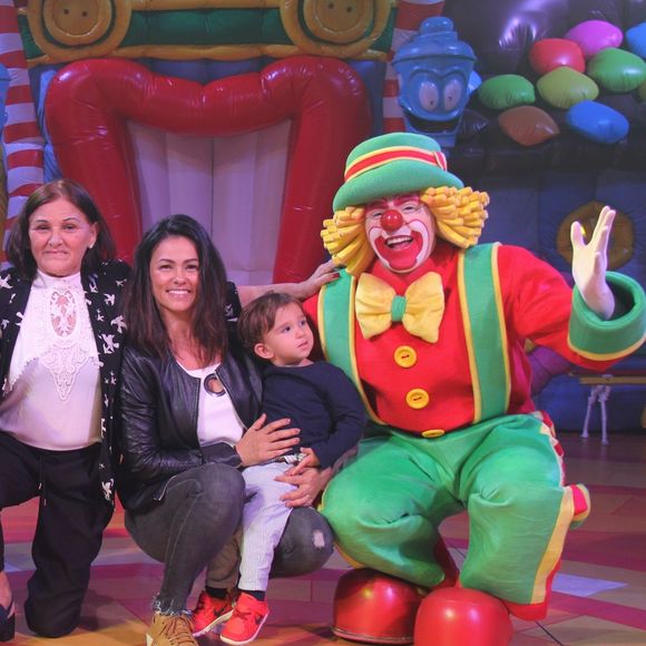 Suzana Alves foi com o filho, Benjamin, ao circo Patati Patatá, no Rio, no domingo, 15 de abril de 2018