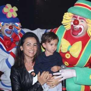 Suzana Alves, ex-Tiazinha, e o filho, Benjamin, com Patati e Patatá