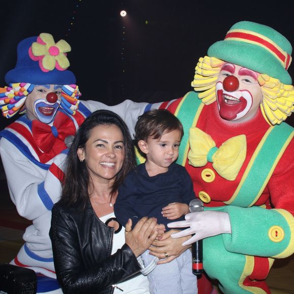 Suzana Alves, ex-Tiazinha, e o filho, Benjamin, com Patati e Patatá