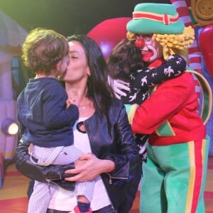 Suzana Alves beijou o filho, Benjamin, no circo