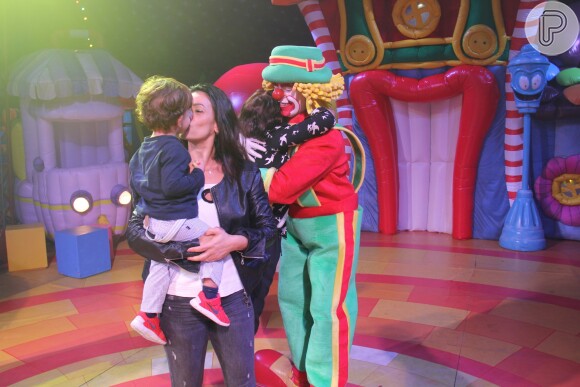 Suzana Alves beijou o filho, Benjamin, no circo