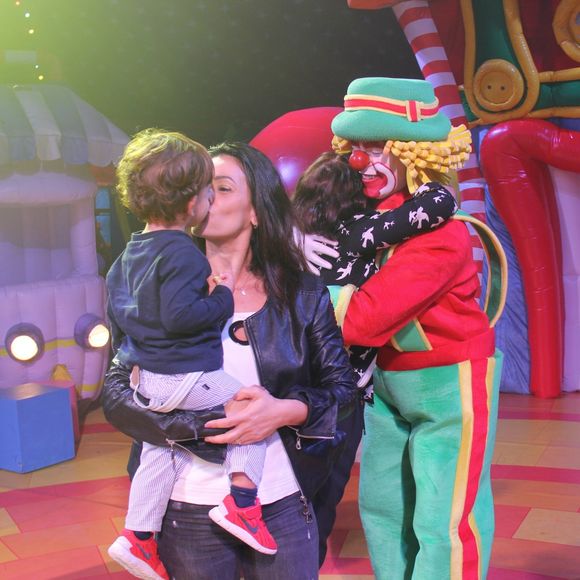 Suzana Alves beijou o filho, Benjamin, no circo