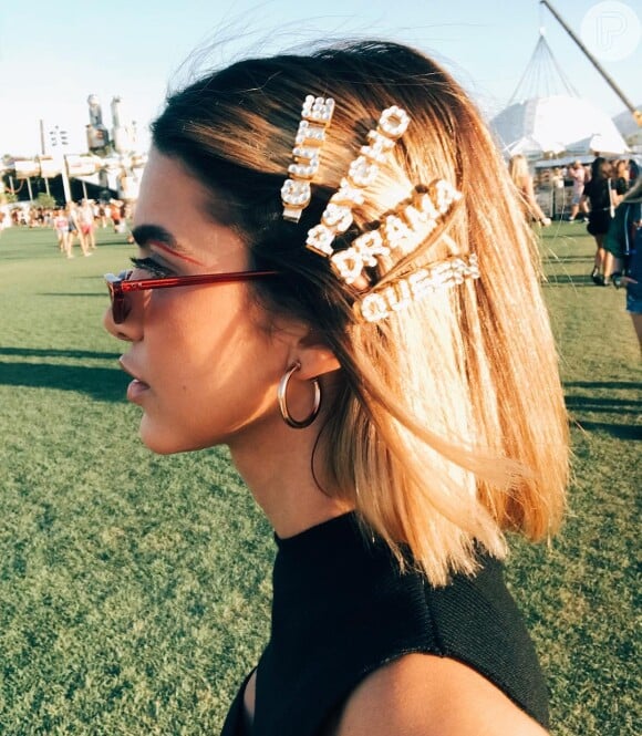 A cantora Manu Gavassi combinou presilhas no cabelo que formavam a frase 'cute psycho drama queen', ou 'rainha do drama fofa e psicótica', para o Coachella 2018 