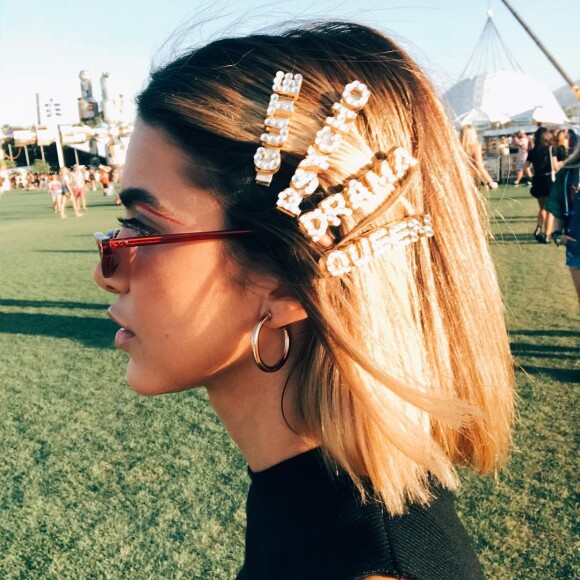 A cantora Manu Gavassi combinou presilhas no cabelo que formavam a frase 'cute psycho drama queen', ou 'rainha do drama fofa e psicótica', para o Coachella 2018 