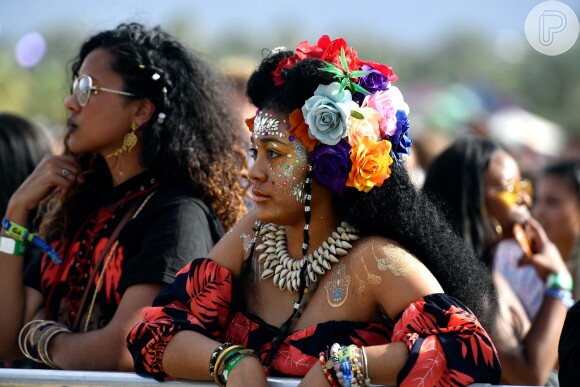 Flores e pequenas presilhas ornaram o cabelo desta fã no primeiro fim de semana do Coachella Valley Music and Arts Festival, realizado em Indio, na Califórnia, Estados Unidos, em 13, 14 e 15 de abril de 2018
