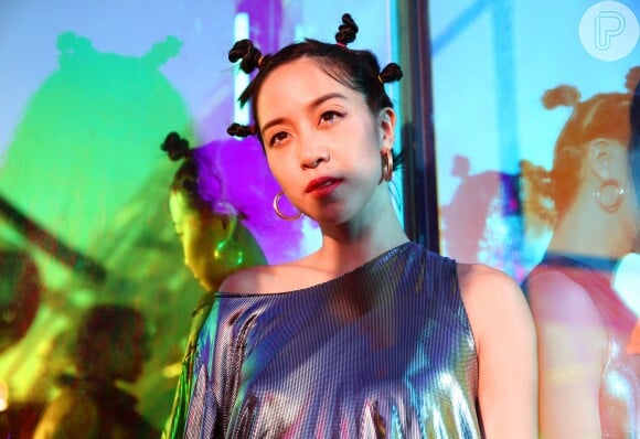 Exibidos nas passarelas da China Fashion Week, os coquinhos alongados também estiveram no primeiro fim de semana do Coachella Valley Music and Arts Festival, realizado em Indio, na Califórnia, Estados Unidos, em 13, 14 e 15 de abril de 2018