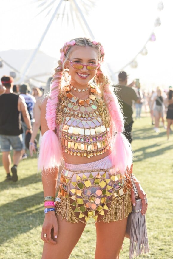 As tranças espinha de peixe misturaram o cabelo loiro ao rosa neste penteado exibido no Coachella Valley Music and Arts Festival, realizado em Indio, na Califórnia, Estados Unidos, neste primeiro fim de semana, 13, 14 e 15 de abril de 2018