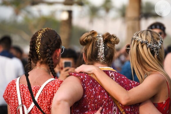 Os penteados ganharam brilho no Coachella Valley Music and Arts Festival, realizado em Indio, na Califórnia, Estados Unidos, neste primeiro fim de semana, 13, 14 e 15 de abril de 2018