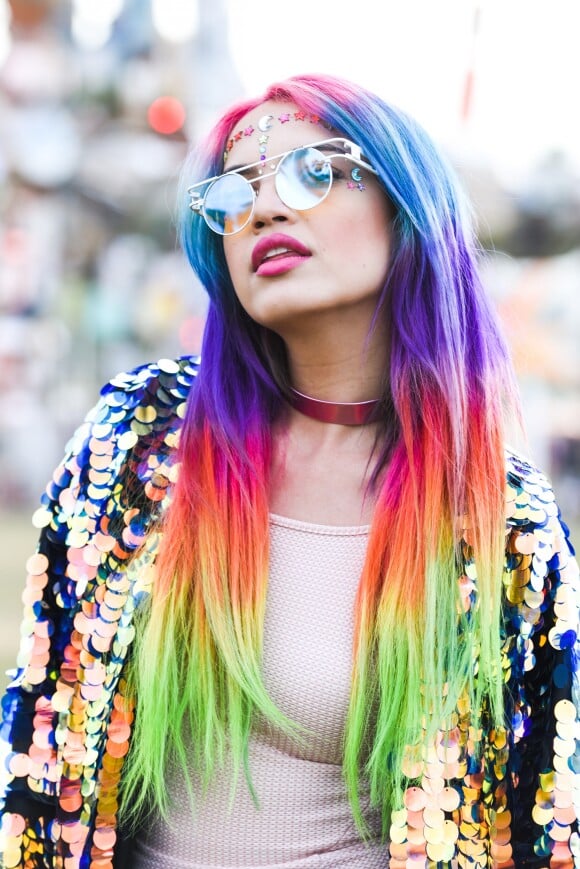 Quem precisa de penteado quando o cabelo é simplesmente um incrível arco-íris?