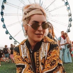Já a apresentadora Fernanda Paes Leme optou por manter o cabelo todo preso para o Coachella Valley Music and Arts Festival, realizado em Indio, na Califórnia, Estados Unidos, neste primeiro fim de semana, 13, 14 e 15 de abril de 2018 