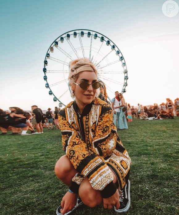 Já a apresentadora Fernanda Paes Leme optou por manter o cabelo todo preso para o Coachella Valley Music and Arts Festival, realizado em Indio, na Califórnia, Estados Unidos, neste primeiro fim de semana, 13, 14 e 15 de abril de 2018 