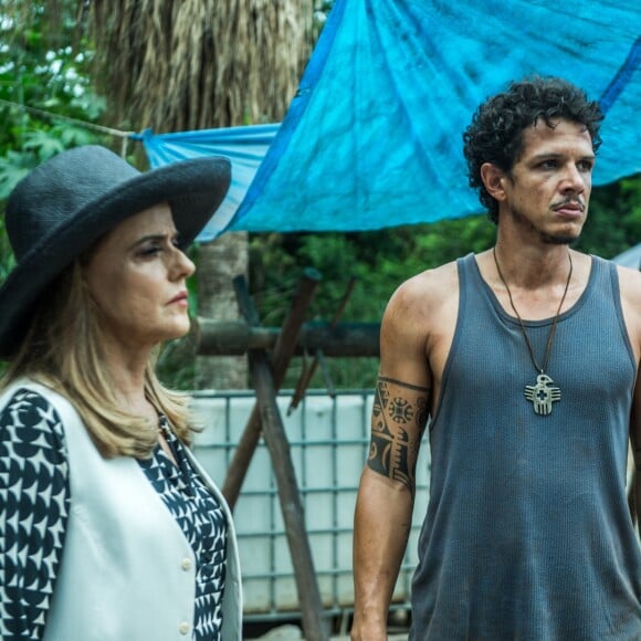 Mariano (Juliano Cazarré) afirma ter sido enterrado vivo por Sophia (Marieta Severo) e Zé Victor (Rafael Losso), na novela 'O Outro Lado do Paraíso'