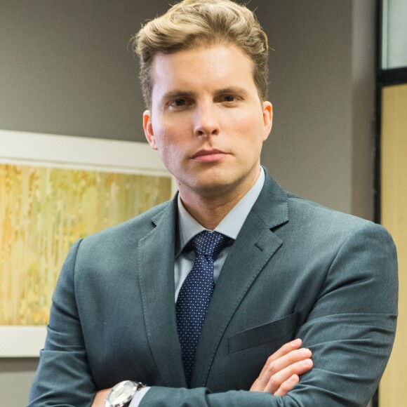 Durante julgamento de Sophia (Marieta Severo), Patrick (Thiago Fragoso) pede para que sejam acrescentados os depoimentos de duas testemunhas, na novela 'O Outro Lado do Paraíso'