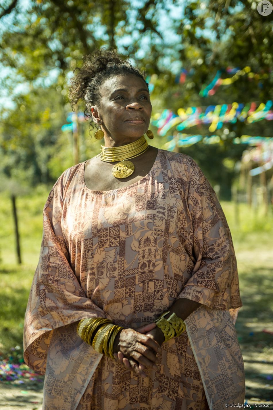 Mãe do quilombo (Zezé Motta) entra no tribunal com Mariano ...