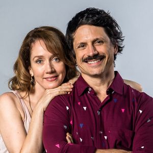 Gabriela (Camila Morgado) faz de tudo para conversar com o marido, Paulo (Felipe Rocha), no capítulo de sexta-feira, 27 de abril de 2018 da novela 'Malhação: Vidas Brasileiras'