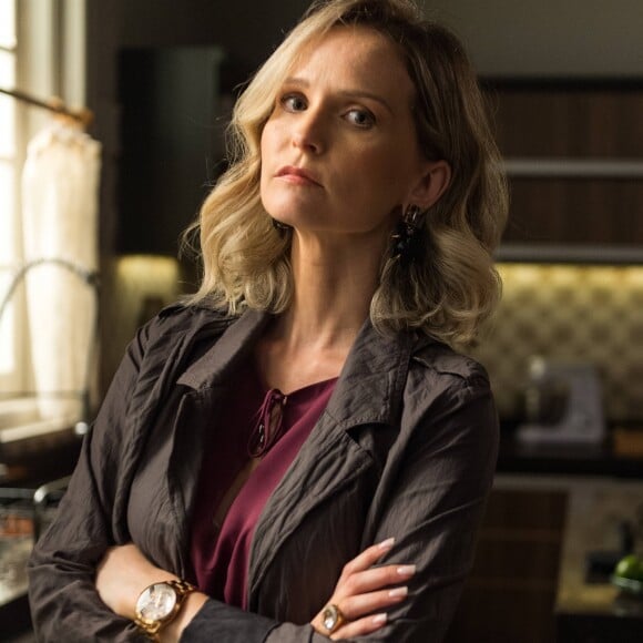 'Sou Fabiana de Sá Junqueira. Não posso ser presa!', diz a prima de Patrick (Thiago Fragoso) para Bruno (Caio Paduan), na novela 'O Outro Lado do Paraíso'