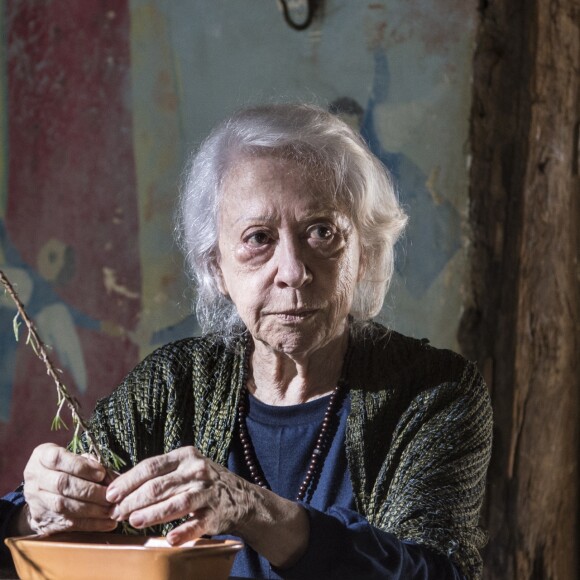 Mercedes (Fernanda Montenegro) visita Caetana (Laura Cardoso) pouco antes da morte da cafetina no último capítulo da novela 'O Outro Lado do Paraíso': 'Eu sei que está nas últimas!'