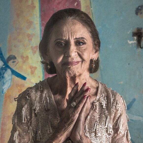 Caetana (Laura Cardoso) recebe benção de Mercedes (Fernanda Montenegro) antes de morrer no último capítulo da novela 'O Outro Lado do Paraíso'. Quem antecipa é o colunista de TV Daniel Castro nesta segunda-feira, 16 de abril de 2018