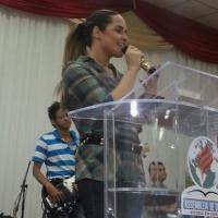 Perlla publica foto ministrando culto em igreja evangélica no Rio