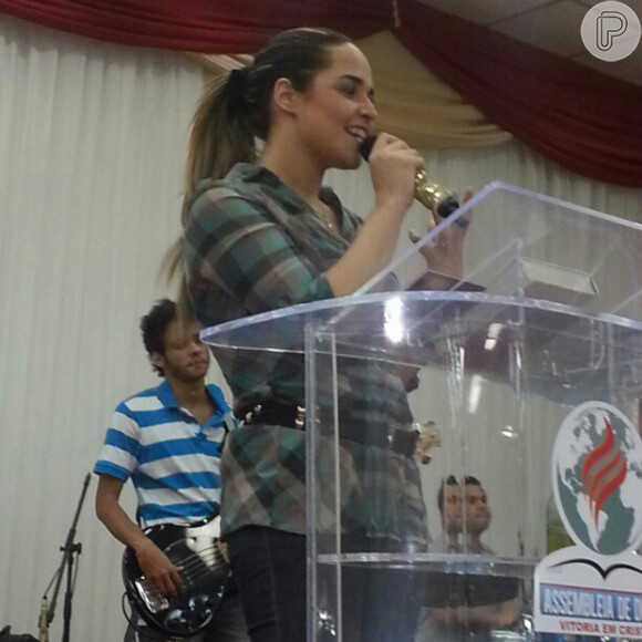 Perlla ministra culto evangélico no município de São João do Meriti, após largar o funk no início de 2012