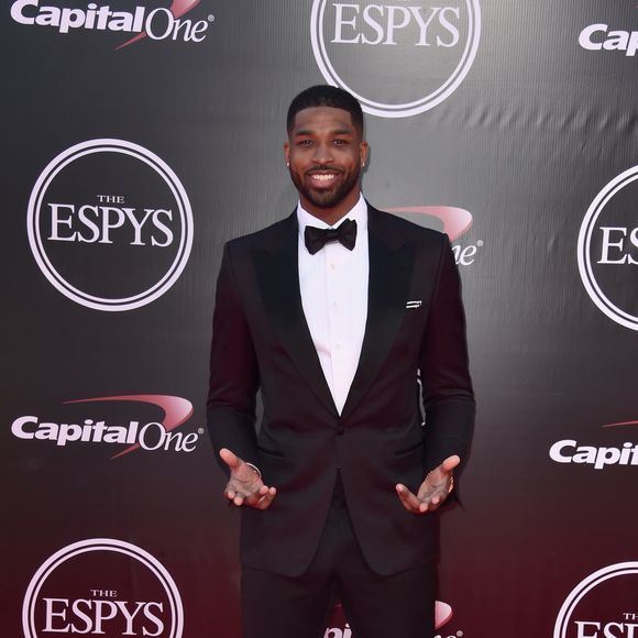 Vídeos do namorado de Khloé Kardashian, Tristan Thompson, beijando duas mulheres também começaram a circular na internet