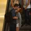 Luiza Possi foi vista trocando beijos com diretor Cris Gomes em shopping do Rio