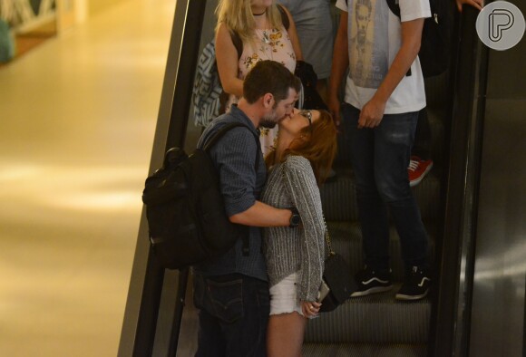 Luiza Possi foi vista trocando beijos com diretor Cris Gomes em shopping do Rio