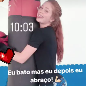 Marina Ruy Barbosa lutou boxe e brincou com o saco de areia