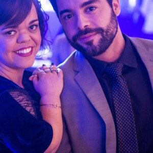 Estela (Juliana Caldas) aceita pedido de casamento de Amaro (Pedro Carvalho) em 'O Outro Lado do Paraíso'
