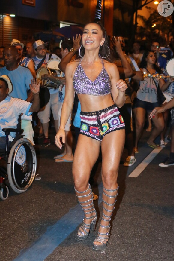 O stylist Yan Acioli assinou looks da apresentadora para o carnaval, como o usado em ensaio de rua da Vila Isabel