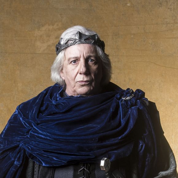 Virgílio (Ricardo Pereira) se volta contra Catarina (Bruna Marquezine) ao descobrir que ela mantém o pai, Augusto (Marco Nanini), preso e que quer matar Amália (Marina Ruy Barbosa) na novela 'Deus Salve o Rei'