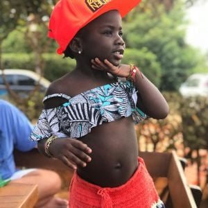 Fashionista! Títi, filha de Gio Ewbank e Gagliasso, combina short e boné em foto postada pela mãe nesta quarta-feira, dia 18 de março de 2018