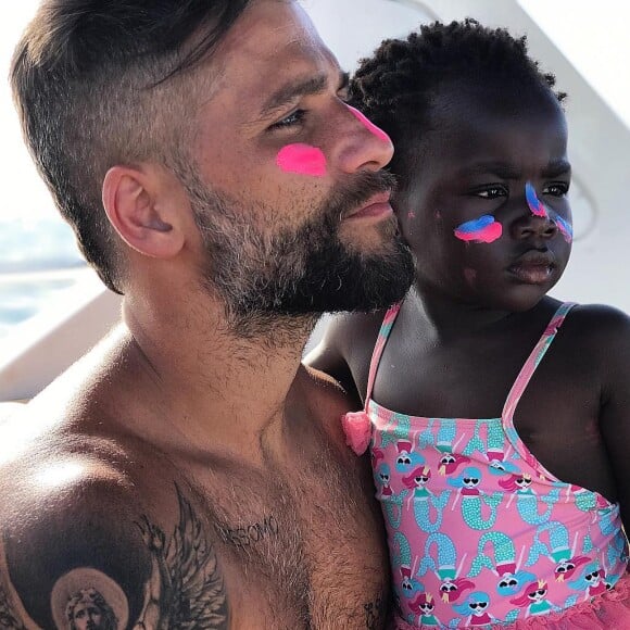 Em outro clique postado por Giovanna, ela aparece combinando o maiô com o protetor solar colorido do pai, Bruno Gagliasso