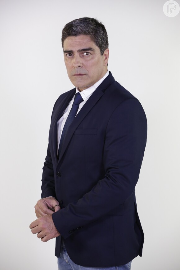 Arthur (Junno Andrade) fala na TV que Ricardo (Sergio Marone) ressuscitou em seu velório no capítulo de segunda-feira, 23 de abril de 2018 da novela 'Apocalipse'