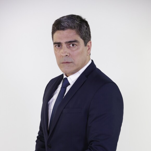 Arthur (Junno Andrade) fala na TV que Ricardo (Sergio Marone) ressuscitou em seu velório no capítulo de segunda-feira, 23 de abril de 2018 da novela 'Apocalipse'