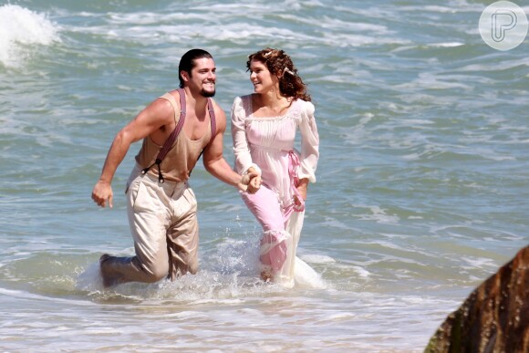 Na água, Isabella Santoni e Bruno Gissoni correram em direção à orla da praia de Grumari