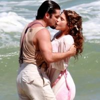 Isabella Santoni e Bruno Gissoni se beijam em gravação de novela na praia. Fotos