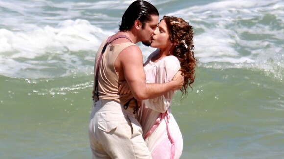 Isabella Santoni e Bruno Gissoni se beijam em gravação de novela na praia. Fotos