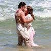 Isabella Santoni e Bruno Gissoni encenaram clima de romance na praia de Grumari, na Barra da Tijuca