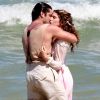 Isabella Santoni e Bruno Gissoni se beijaram no mar