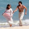 Isabella Santoni e Bruno Gissoni correram na orla da praia para as cenas da novela 'Orgulho e Paixão'