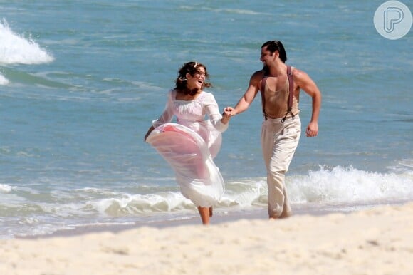 Isabella Santoni e Bruno Gissoni correram na orla da praia para as cenas da novela 'Orgulho e Paixão'