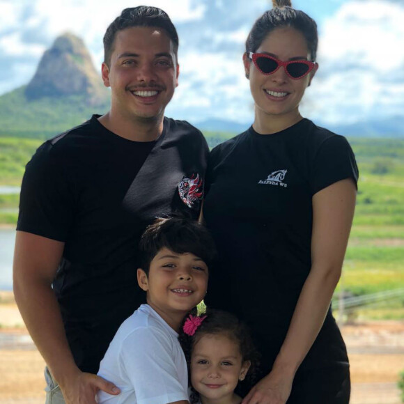 'Acordo no meio da noite, troco fralda. Só toma leite, mas fede pra caramba. Mas troco, é amor', contou Wesley Safadão, marido de Thyane Dantas