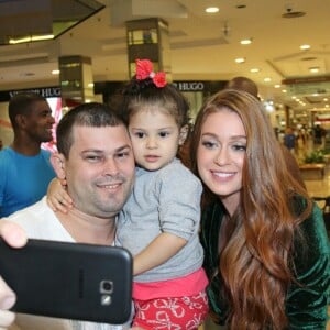 Marina Ruy Barbosa posa com fã mirim ao lançar coleção pela Colcci em shopping no Rio