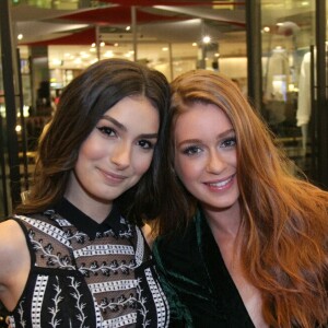 Marina Ruy Barbosa posa com Marina Moschen em lançamento de coleção