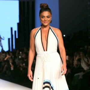 'Oi, amigos. Espero que vocês tenham gostado do desfile e da minha presença. Espero estar de volta no próximo ano', declarou Juliana Paes