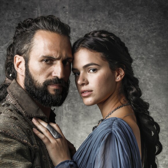 Constantino (José Fidalgo) segue nas ameaças contra Catarina (Bruna Marquezine) nos próximos capítulos da novela 'Deus Salve o Rei': 'Contar tudo o que eu sei: vossa visita à pedreira, vossa preocupação com o bem-estar do maior inimigo de vosso marido'