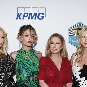 Paris Jackson se reuniu com Paris Hilton e família da socialite em baile de gala
