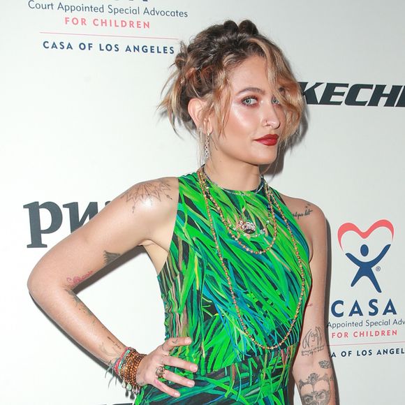 Paris Jackson aposta em penteado messy e fenda ao limite em baile